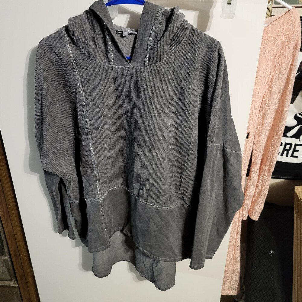 NWOT WOMANS TEMPO PARIS (MADE IN ITALY) HI/LOW HOODIE TOP SZ S/M